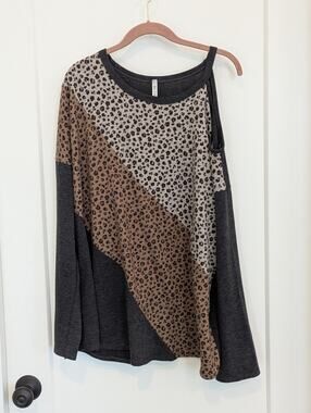 Ladies XL Long Sleeve Open Shoulder Gray Animal Print Top Now N Forever